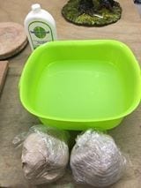 Chaque paquet d’argile va juste avant la collecte à travers le bain avec Dettol, la sécurité d’abord