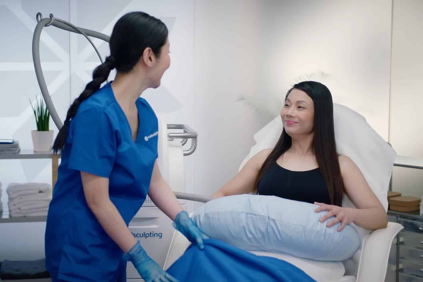 Providing patient with blanket and pillow during CoolSculpting procedure