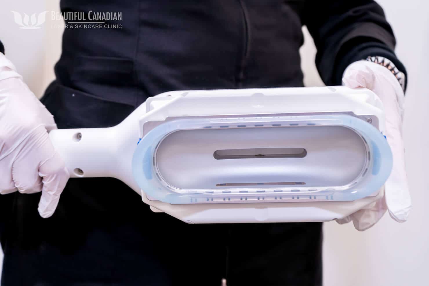 Vancouver CoolSculpting scholar holding CoolAdvantage hand piece showing the front - for non-surgical fat removal pockets
