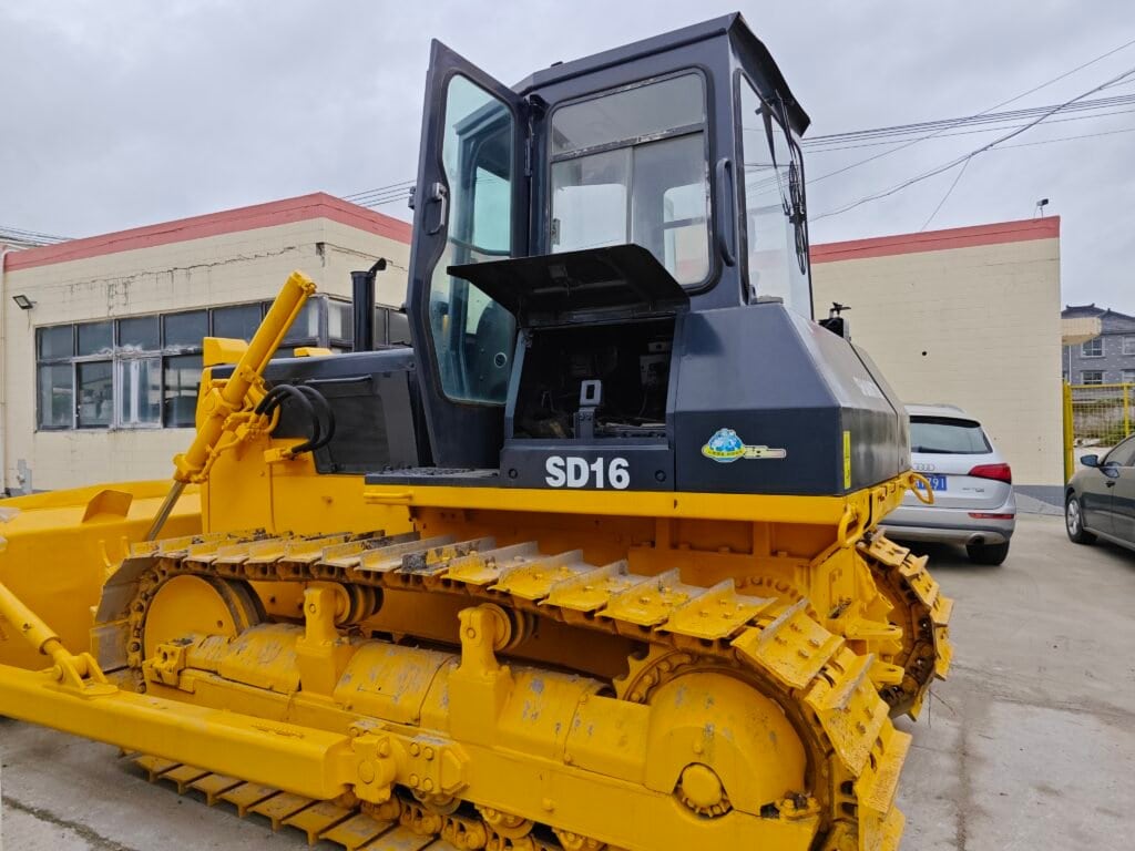 Excavator vs Bulldozer,difference between bulldozer and excavator 
difference between bulldozers and excavators