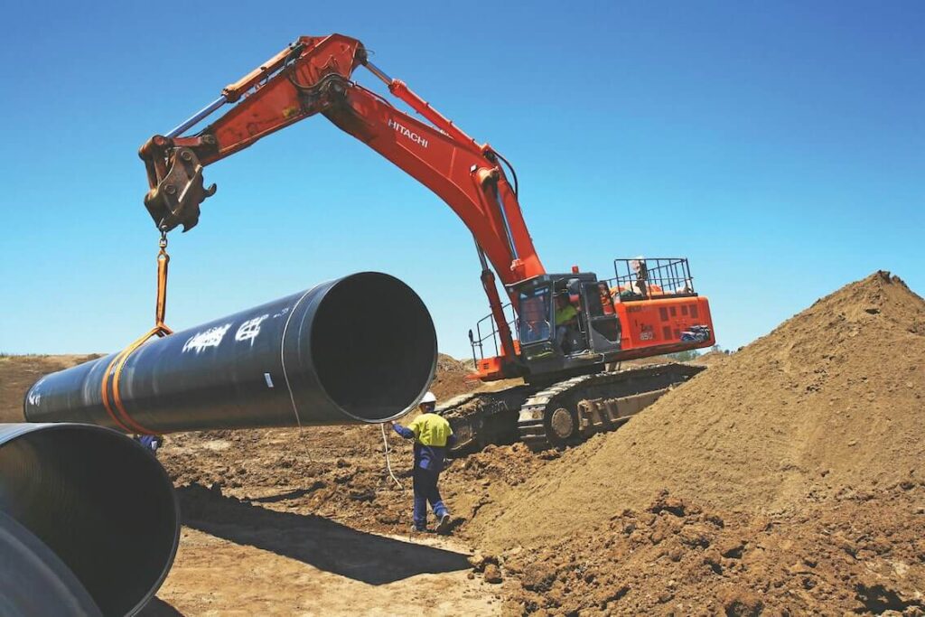 excavator lifting 10m pipe
