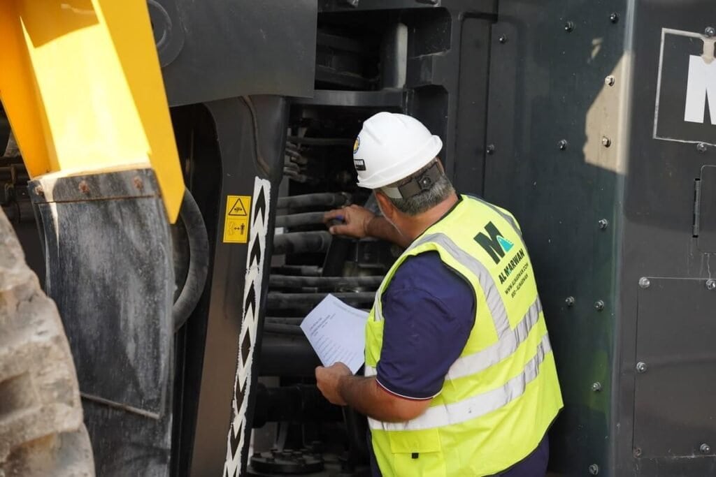 inspecting a wheel loader hydraulic hoses min