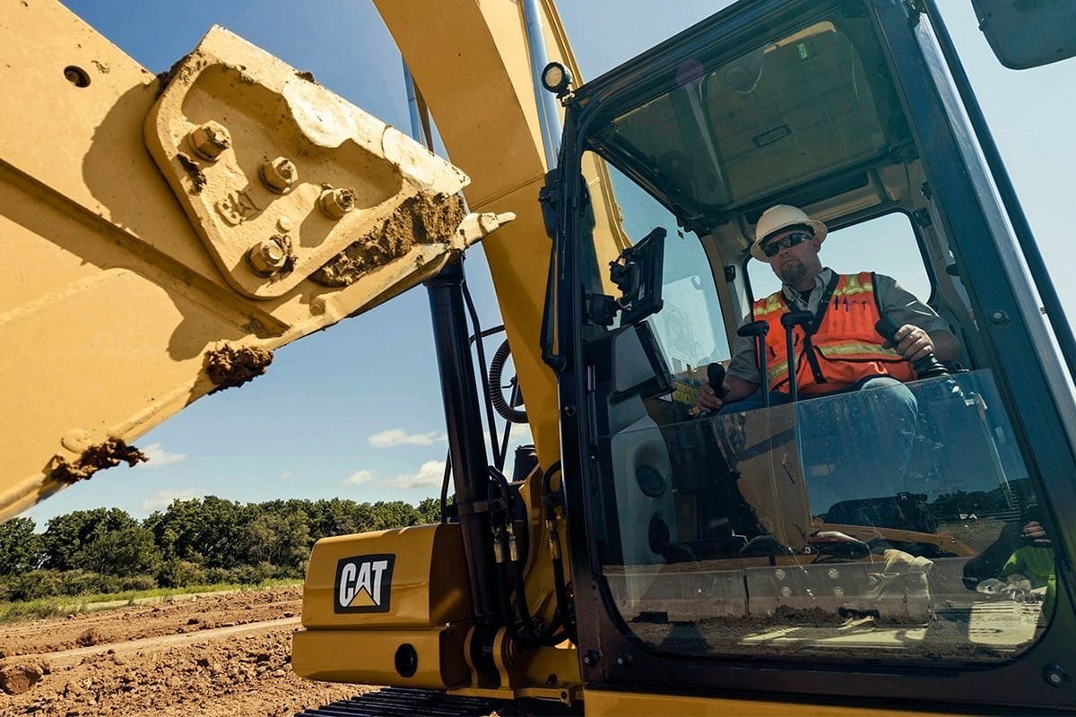How to Operate an Excavator? A Complete Guide for Beginners