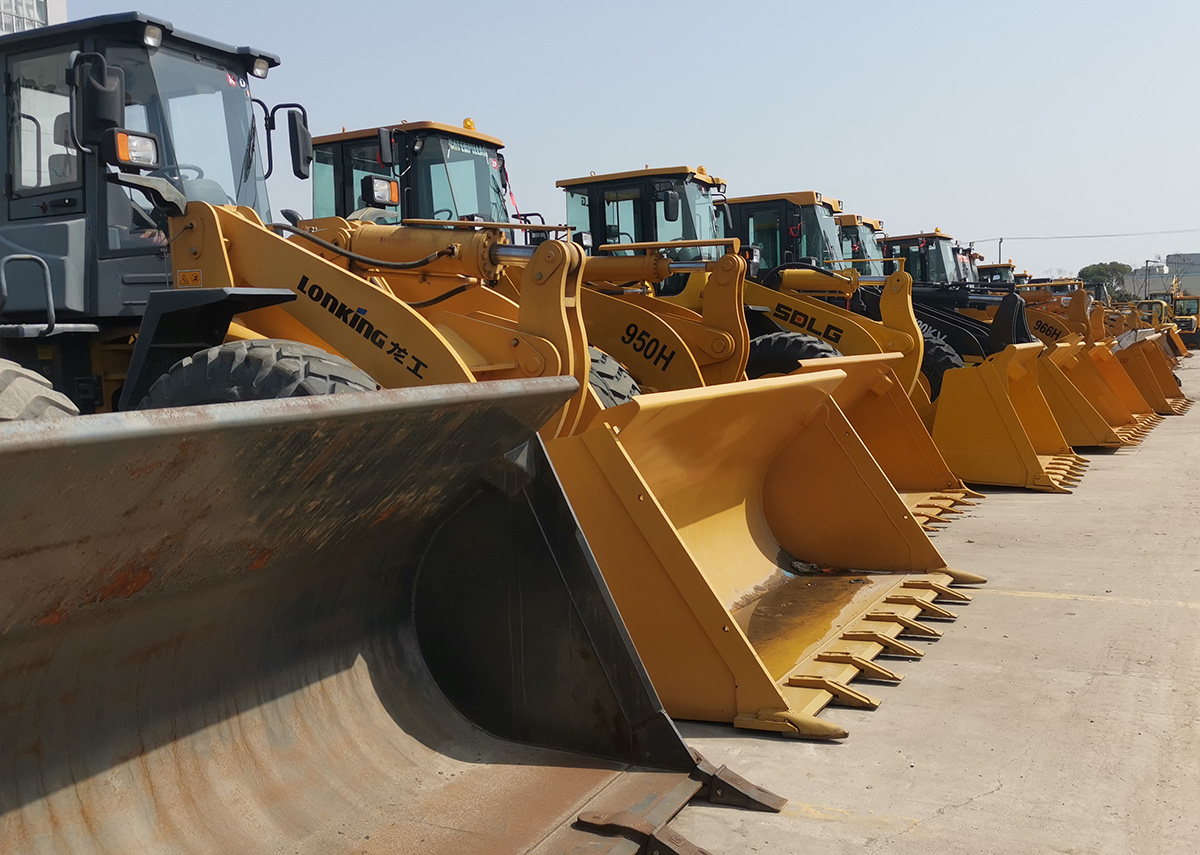 excavator vs loader