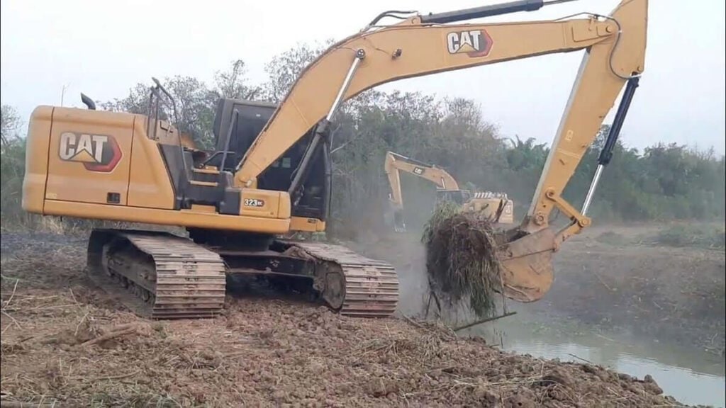CAT 323 6