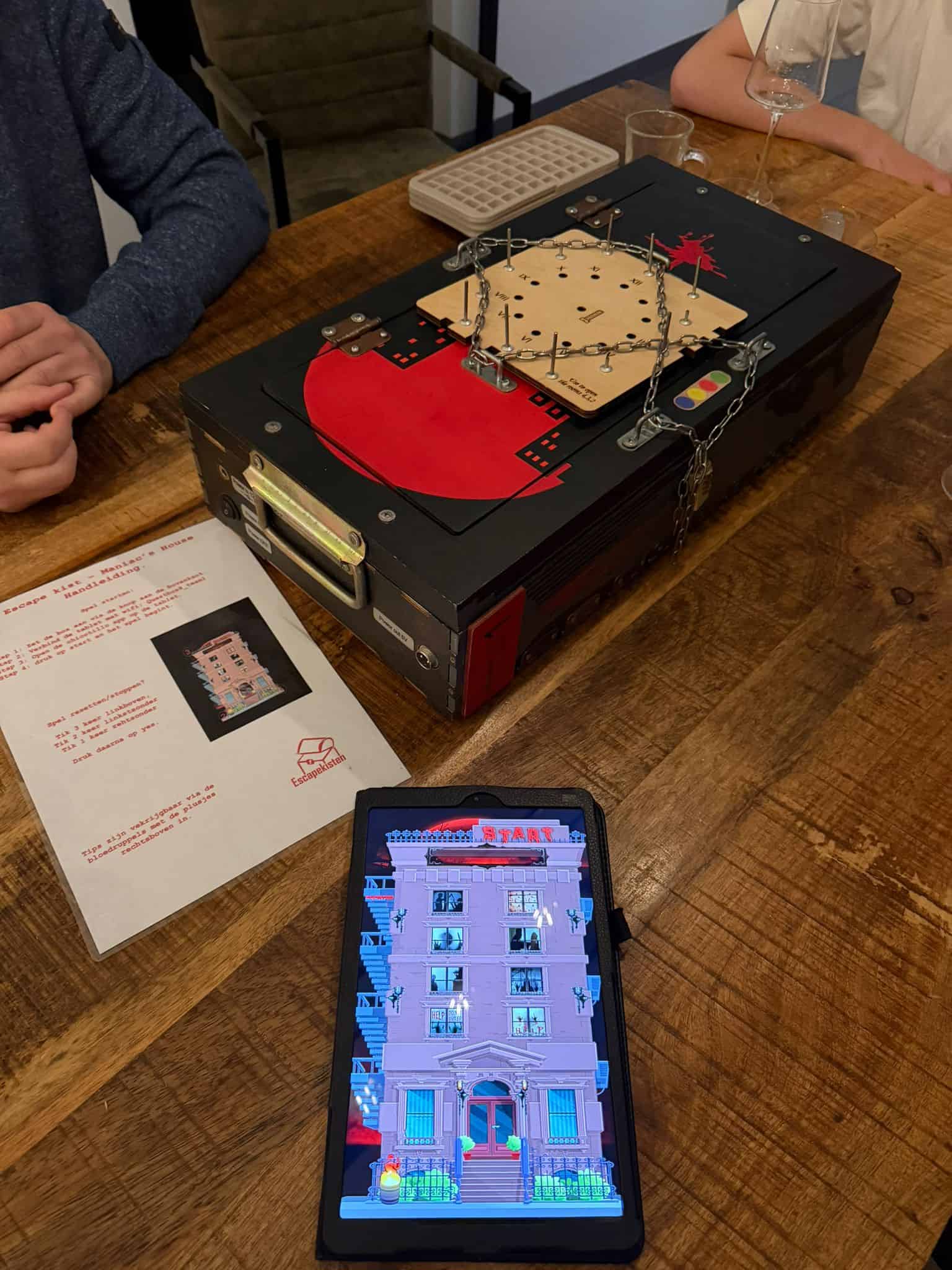 Spelers bezig met een escapekist