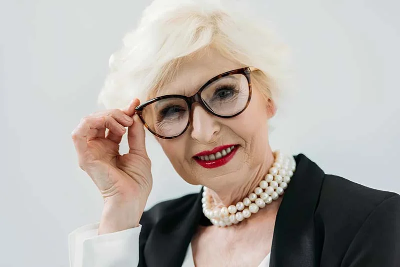 Frau mit langer Perlenkette