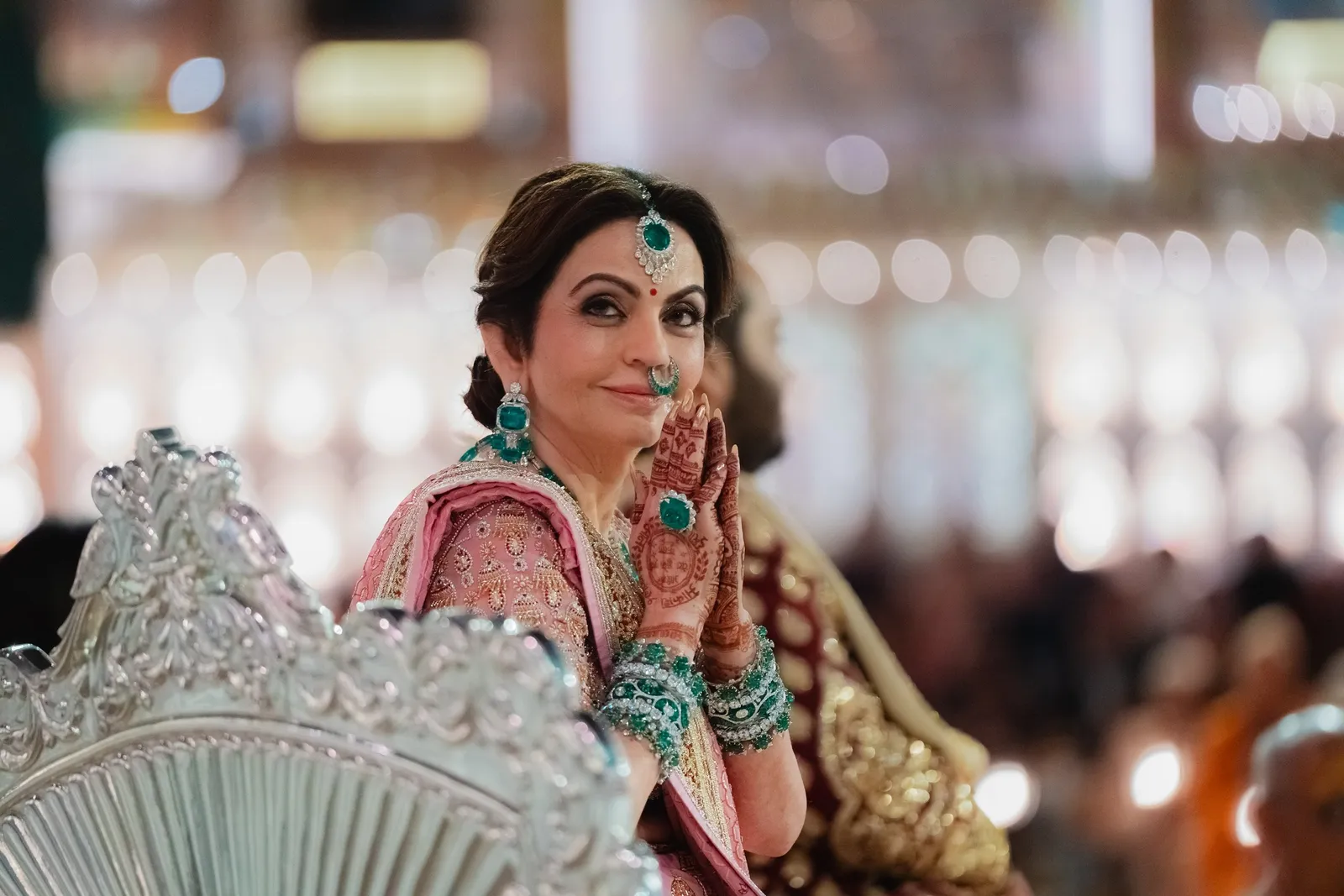 Bild kann enthalten Nita Ambani Gesicht Happy Head Person Lächeln Erwachsene und Hochzeit