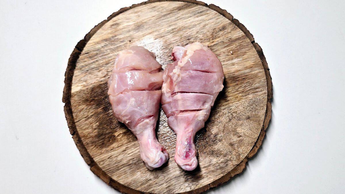 Baked Chicken Leg Recipe second step Baked Chicken Leg Recipe second step: Deep cut the fresh chicken legs