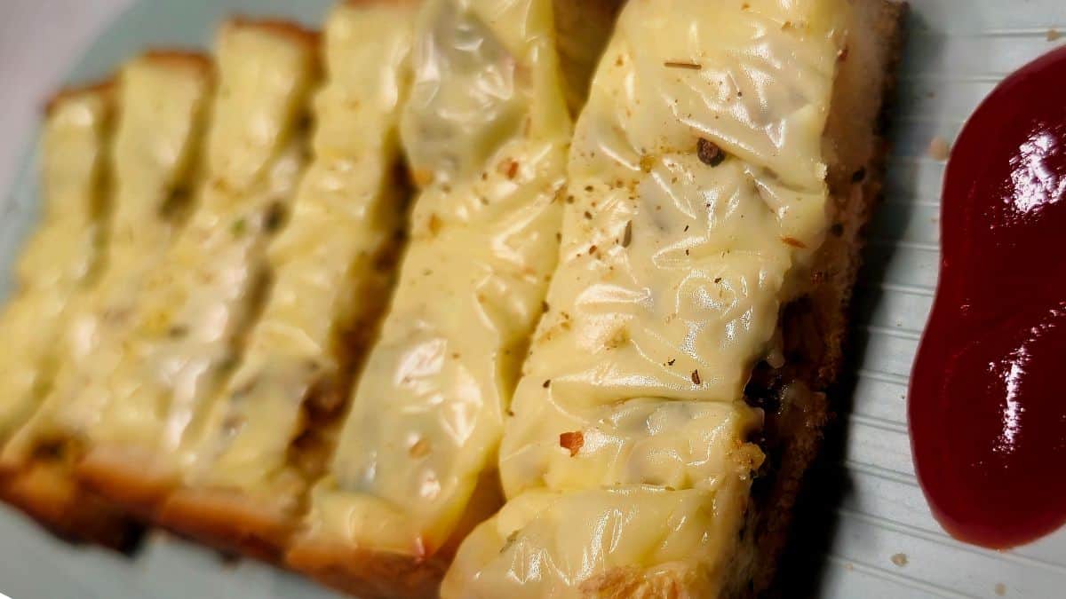 Garlic Bread Recipe Step 9: Serve the garlic bread with some toppings