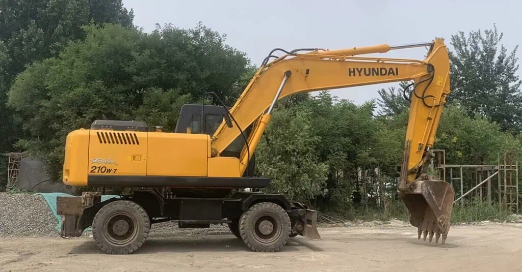 Excavator vs Tractor,excavators and tractors,an Excavator and a Tractor,an Excavator or a Tractor