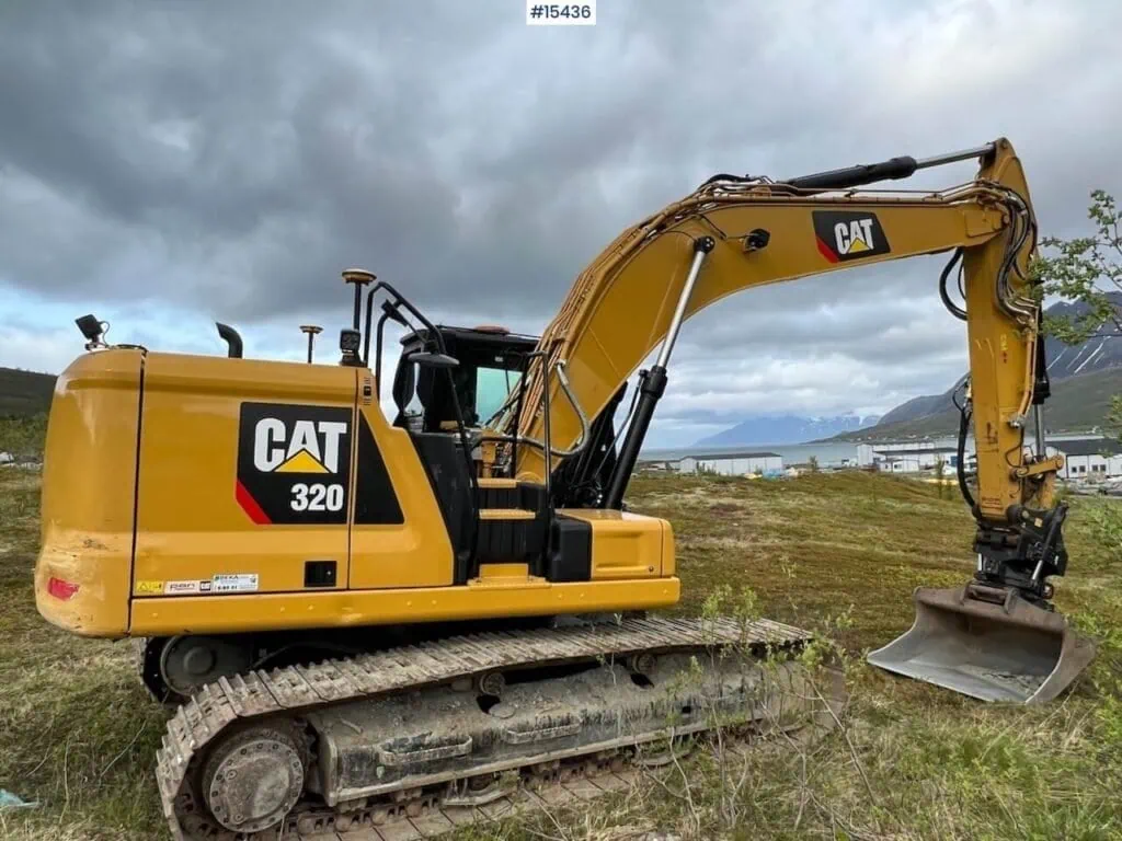 cat 320 vs cat 323