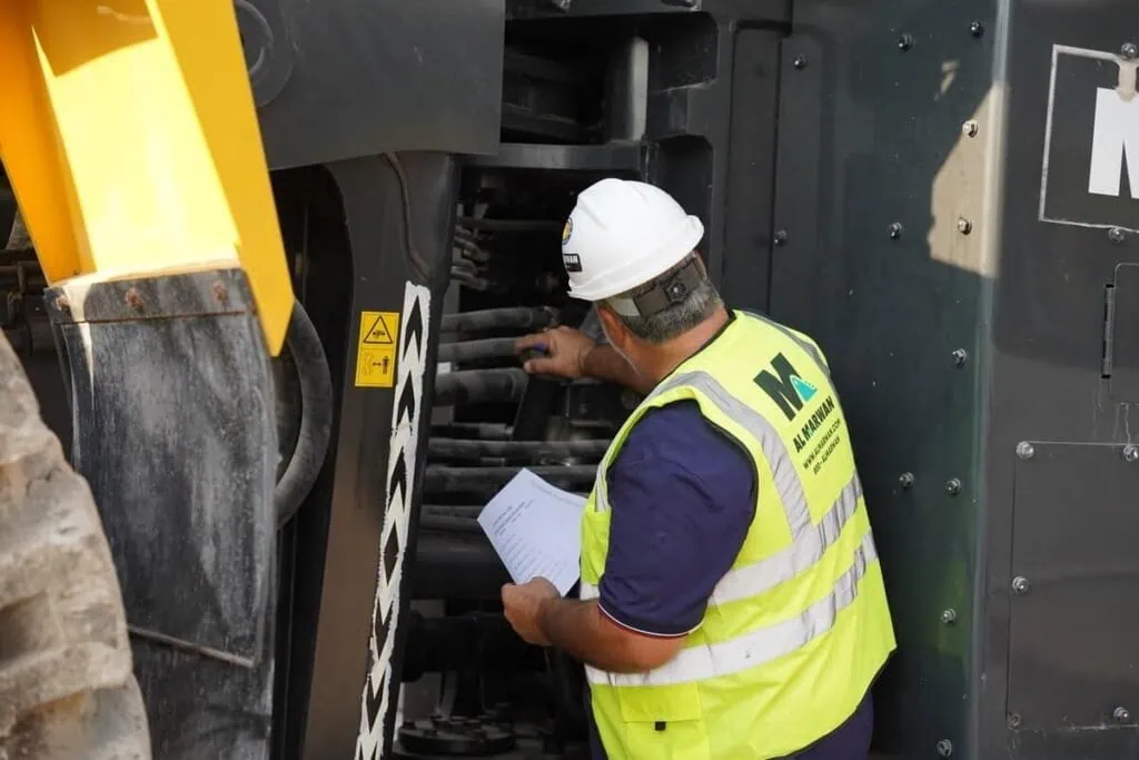 inspecting a wheel loader hydraulic hoses min