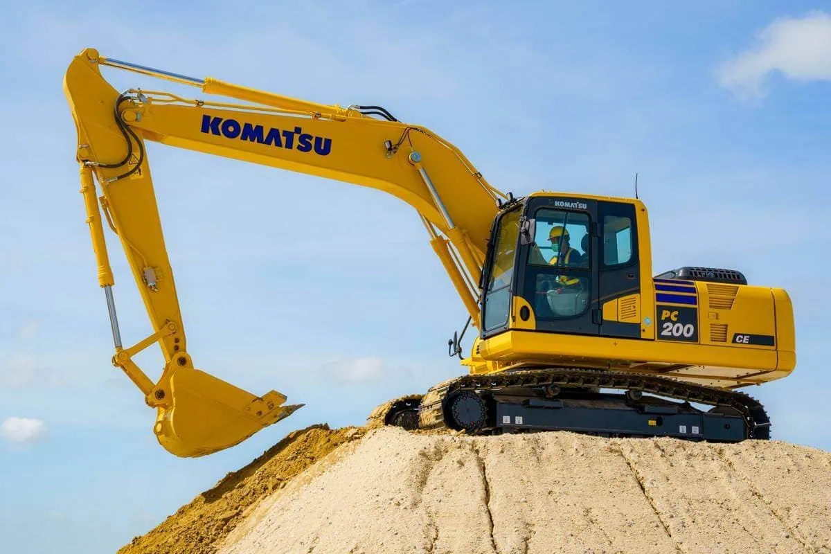 komatsu vs cat excavator
