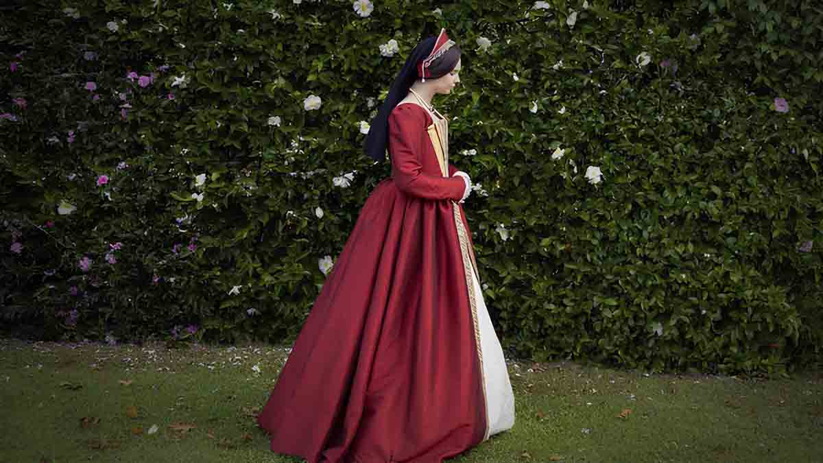 frau mit perlenkette und Traumkleid-neu
