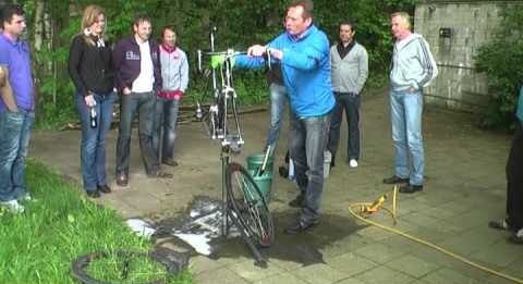 Fiets schoonmaken door Adrie van der Poel