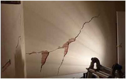 Результат усадки здания при использовании обычной цементно-известковой штукатуркой