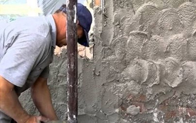 Наброс стартовой штукатурки на стену