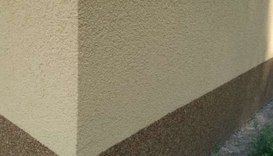 Штукатурка Ceresit CT-72 наносится на всю поверхность за один раз, чтобы создать декоративное покрытие без заметных переходов