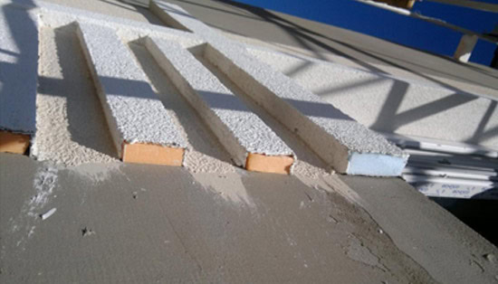 Для воплощения архитектурной идеи возможно комбинирование декоративных шпаклевок, колерованных в разные цвета