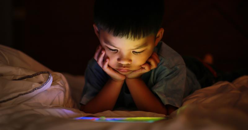 Problems with screen time for toddlers  - Dangers of blue light exposure from screens