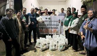 Majelis Daerah (MD) Korps Alumni Himpunan Mahasiswa Islam (KAHMI) Kota Makassar kembali mengadakan kegiatan sosial dengan membagikan ratusan paket sembako kepada warga prasejahtera di Kampung Baru, Antang, Rabu (26/3/2025).