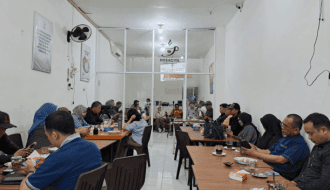 Diskusi KAHMI Sulsel dengan tema Pengelolaan Sampah dan Sirkular Ekonomi Berbasis Lingkungan, bertempat di Warkop Nusacita, Jalan Toddopuli VII No.26 Makassar yang juga adalah Sekretariat MW KAHMI Sulsel, Kamis (30/1/2025).