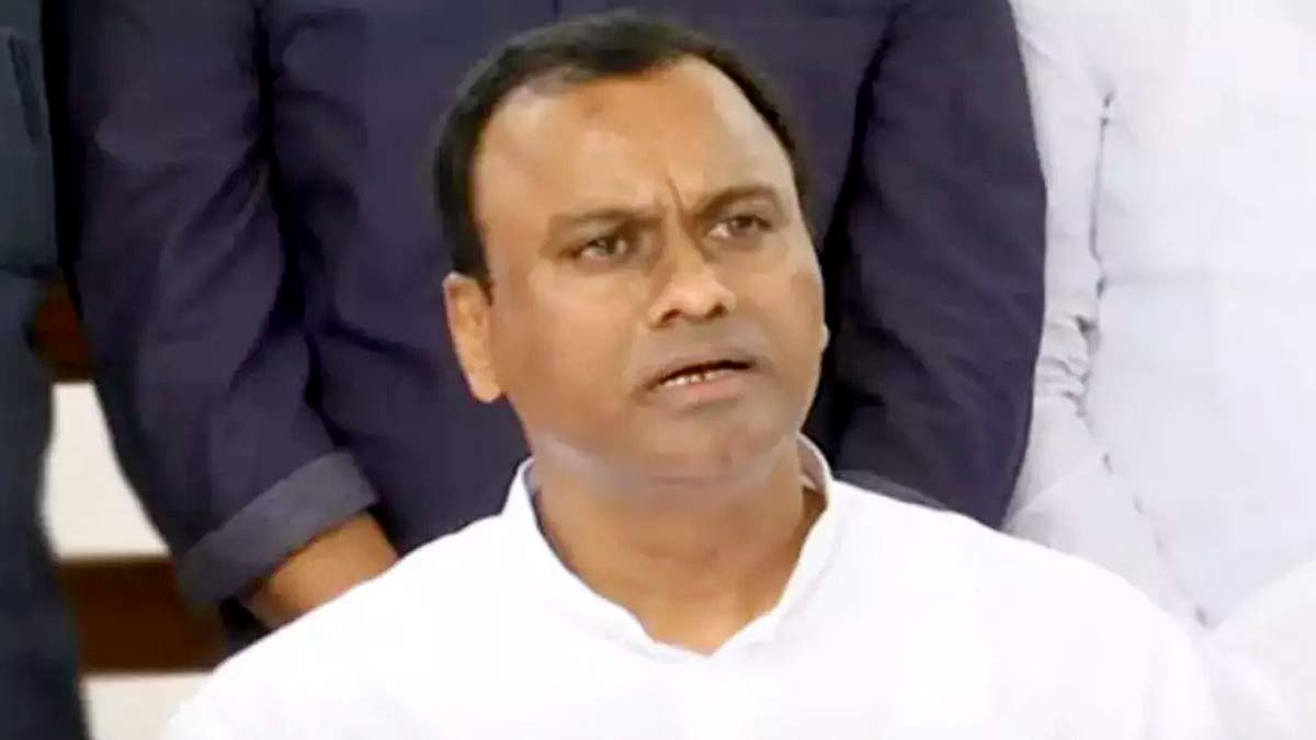 20 Andhra contractors are looting Telangana's resources!