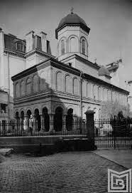 Casa Filipescu Cesianu - Biserica Doamnei „Biserica Doamnei este una dintre  cele mai frumoase biserici bucureștene. Dați o privire ușilor groase și  ferecate și atât de bogat sculptate și chenarelor ferestrelor, cu