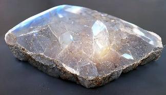 Este Piatra lunii o piatra semiprețioasă magică? Pret și beneficii