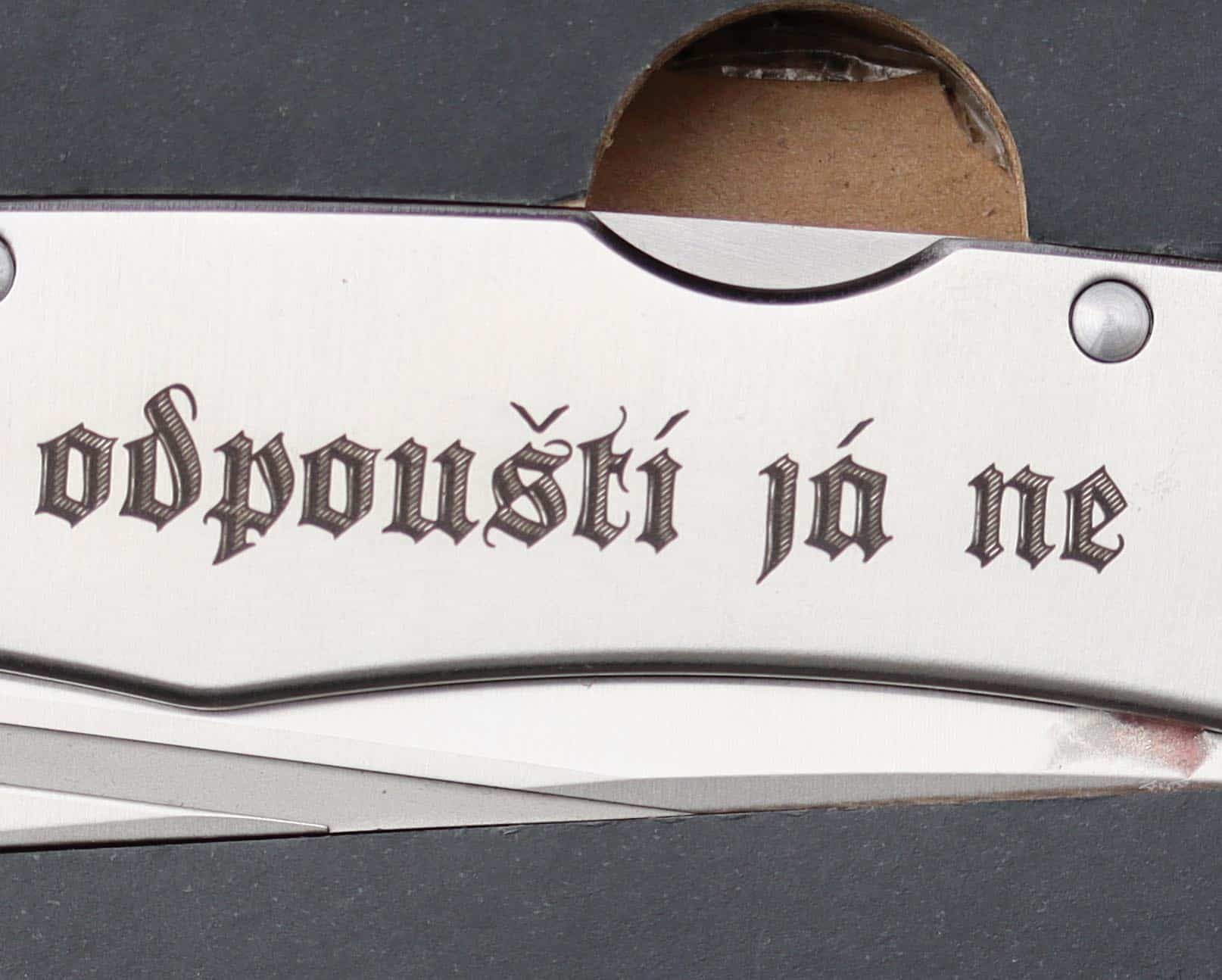 Detail gravírovaného textu na noži