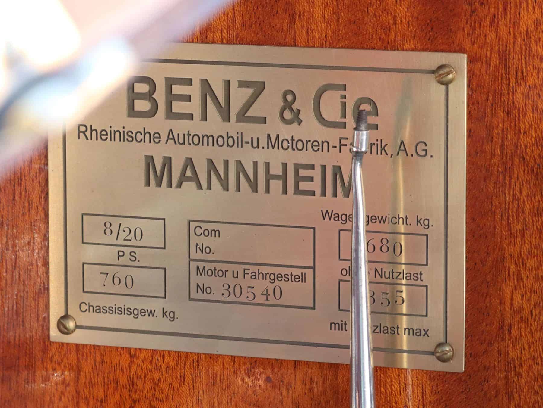 Detail laserové oxidace a zpracování mosazného štítku Benz