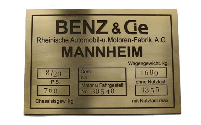 Precizní mosazná replika výrobního štítku Benz & Cie Mannheim. Tvar vyřezaný CNC frézkou, typografie nanesená laserem s černěním vzniklým oxidací kovu.