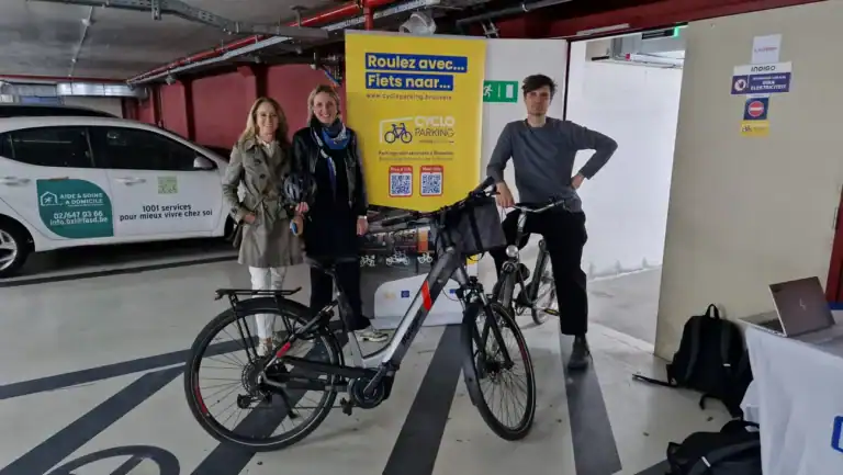 Valérie Libert van gemeente Elsene huldigt nieuwe fietsenparking in op Flageyplein
