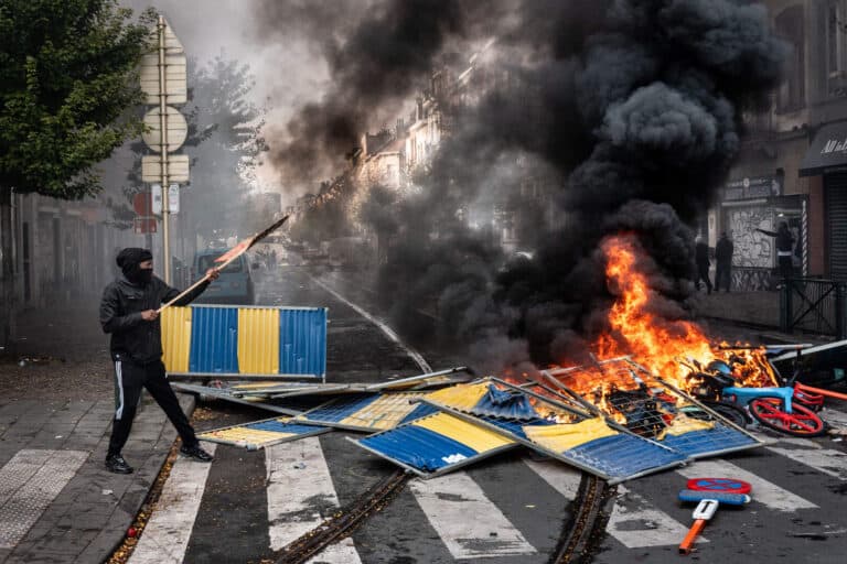 Het straatgeweld is een politiek instrument geworden, recht uit het Russische handboek ‘Destabiliseren’