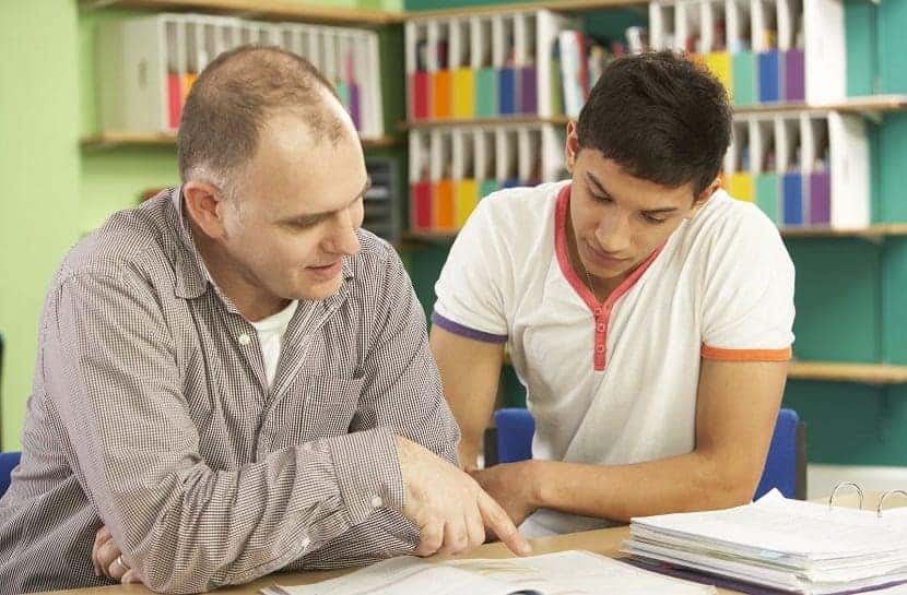 Escuela de apoyo en Madrid para niños y jóvenes en el Club Social Esperanza.