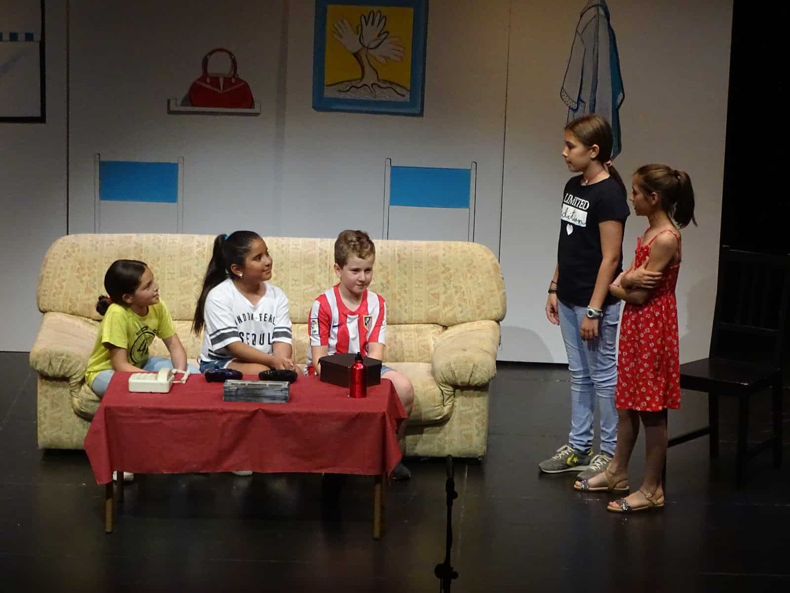 Escena de niños participando en los Martes de Baile de Salón en Club Social Esperanza, promoviendo a.