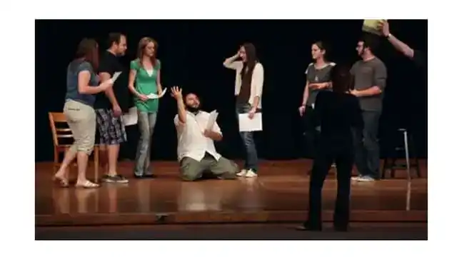 Grupo de personas bailando en un evento de salón en Club Social Esperanza Madrid.