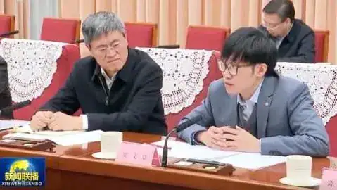 Liang Wenfung (R), fondateur de DeepSeek, lors d'une récente réunion gouvernementale
