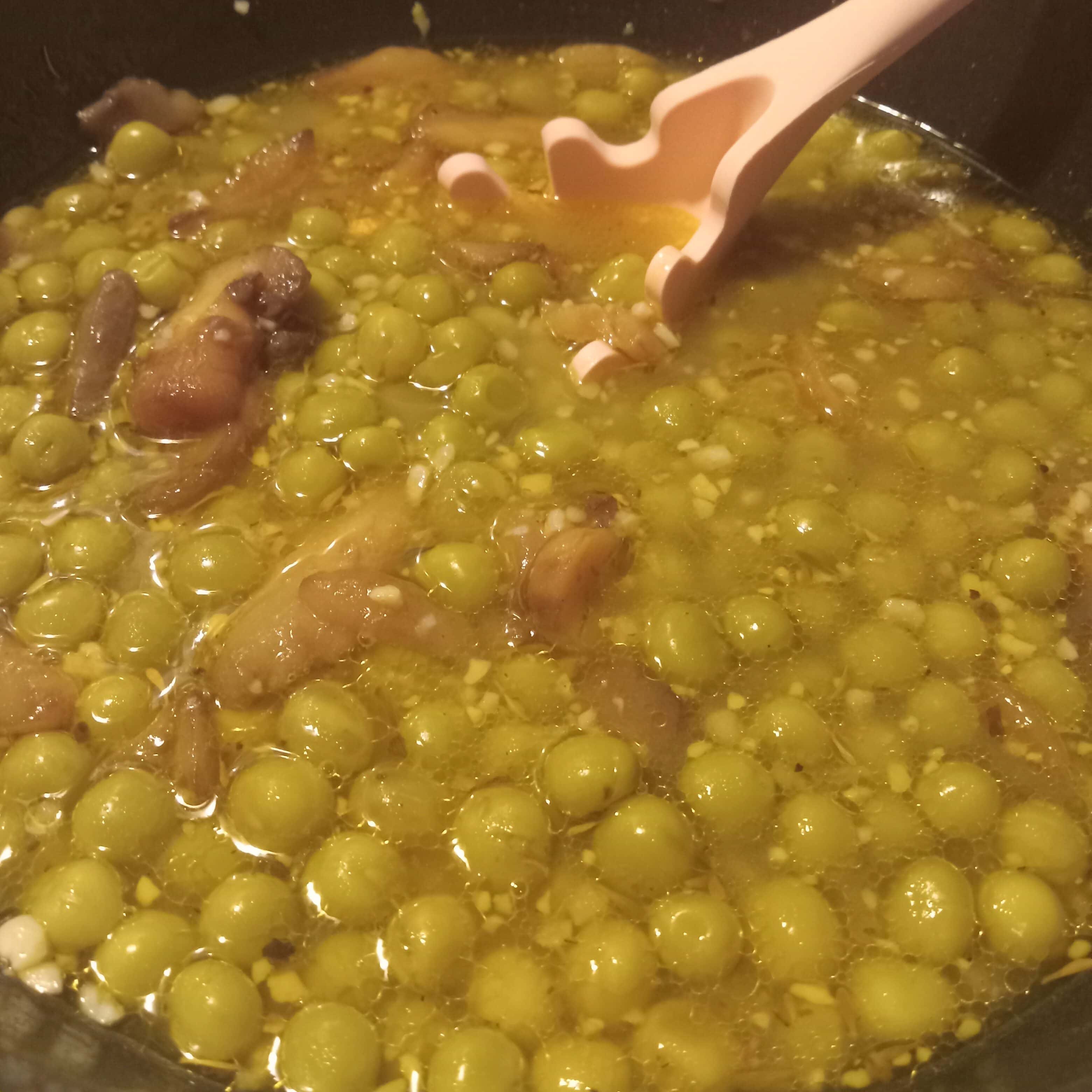 garlic mushroom recipe, sweet peas recipe, Southern vegan recipe, vegan side dish, healthy vegan recipes, garlic mushrooms and peas, quick vegan meals, garlic mushroom & sweet peas